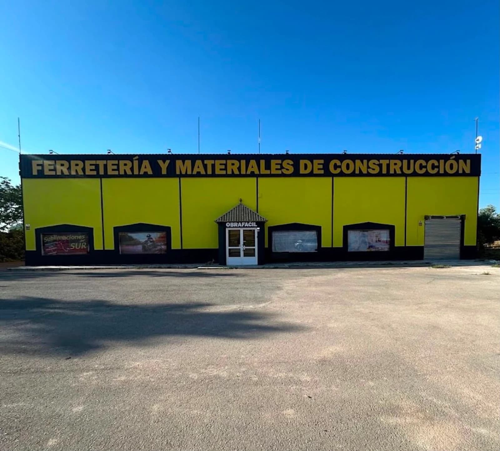 Almacén de ObraFácil en la Ctra. Puente Genil–Herrera: ferretería y materiales de construcción