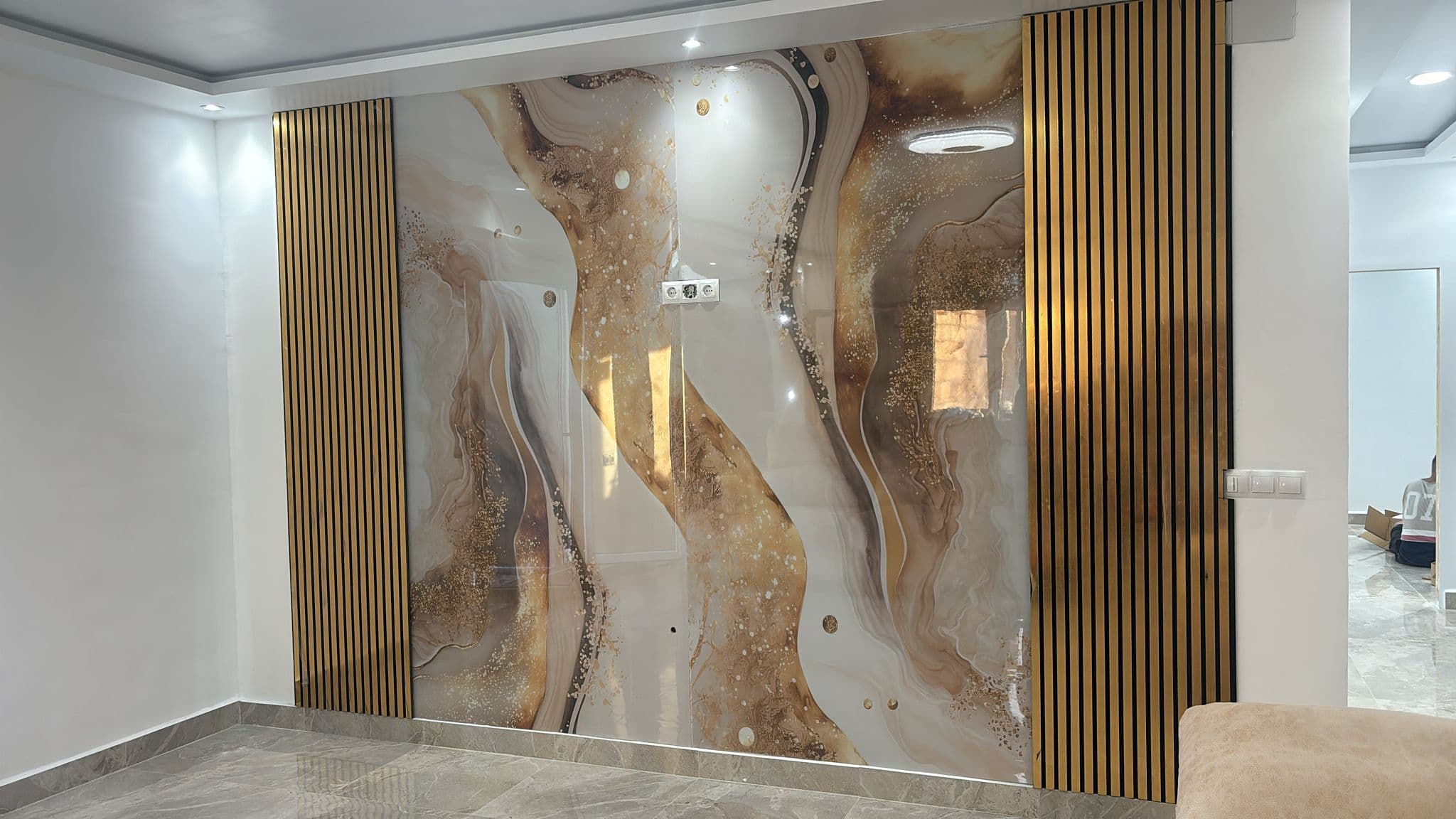 Después — Un salón entero con placas de PVC y palillería, en un día