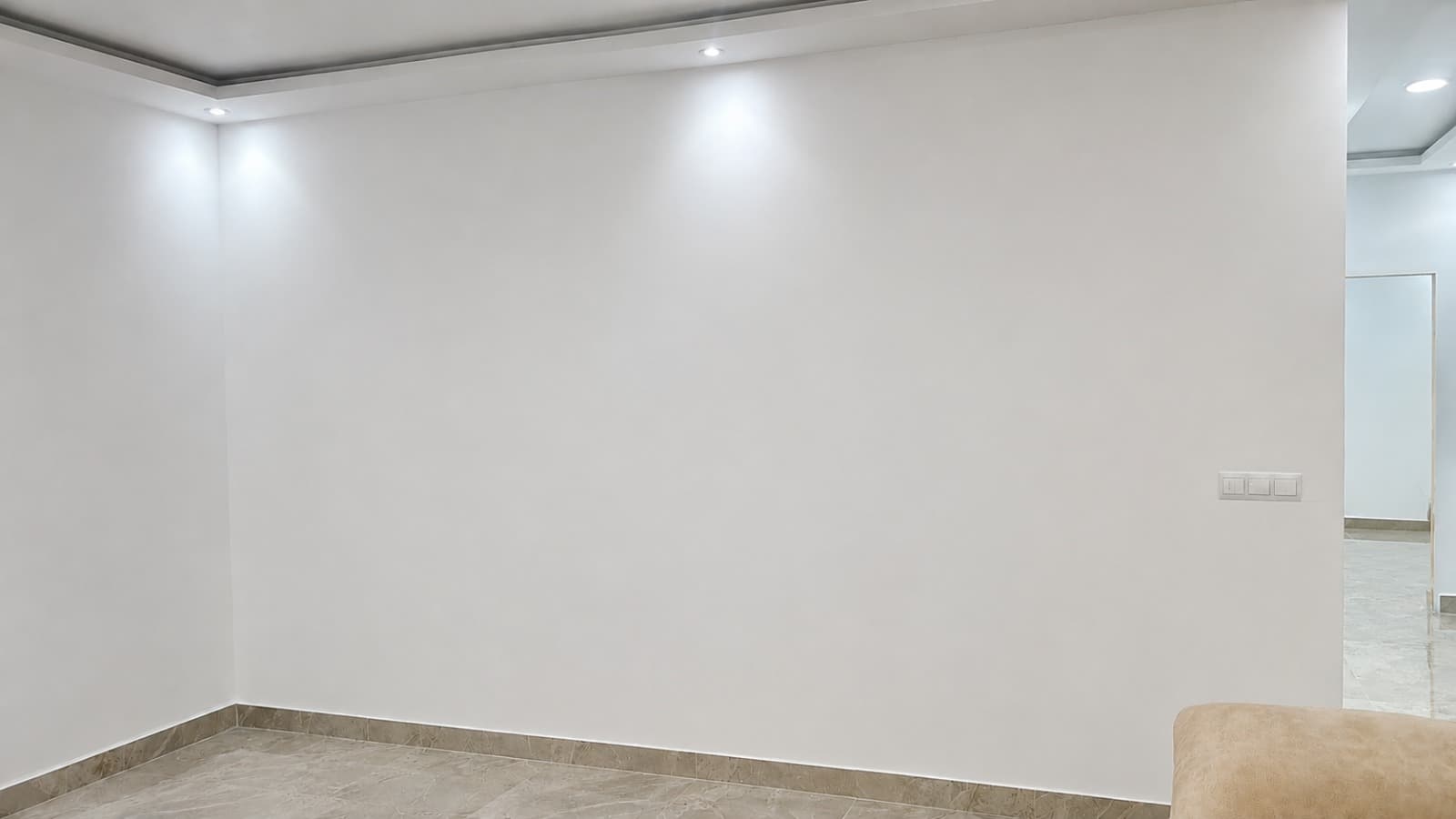 Antes — Un salón entero con placas de PVC y palillería, en un día