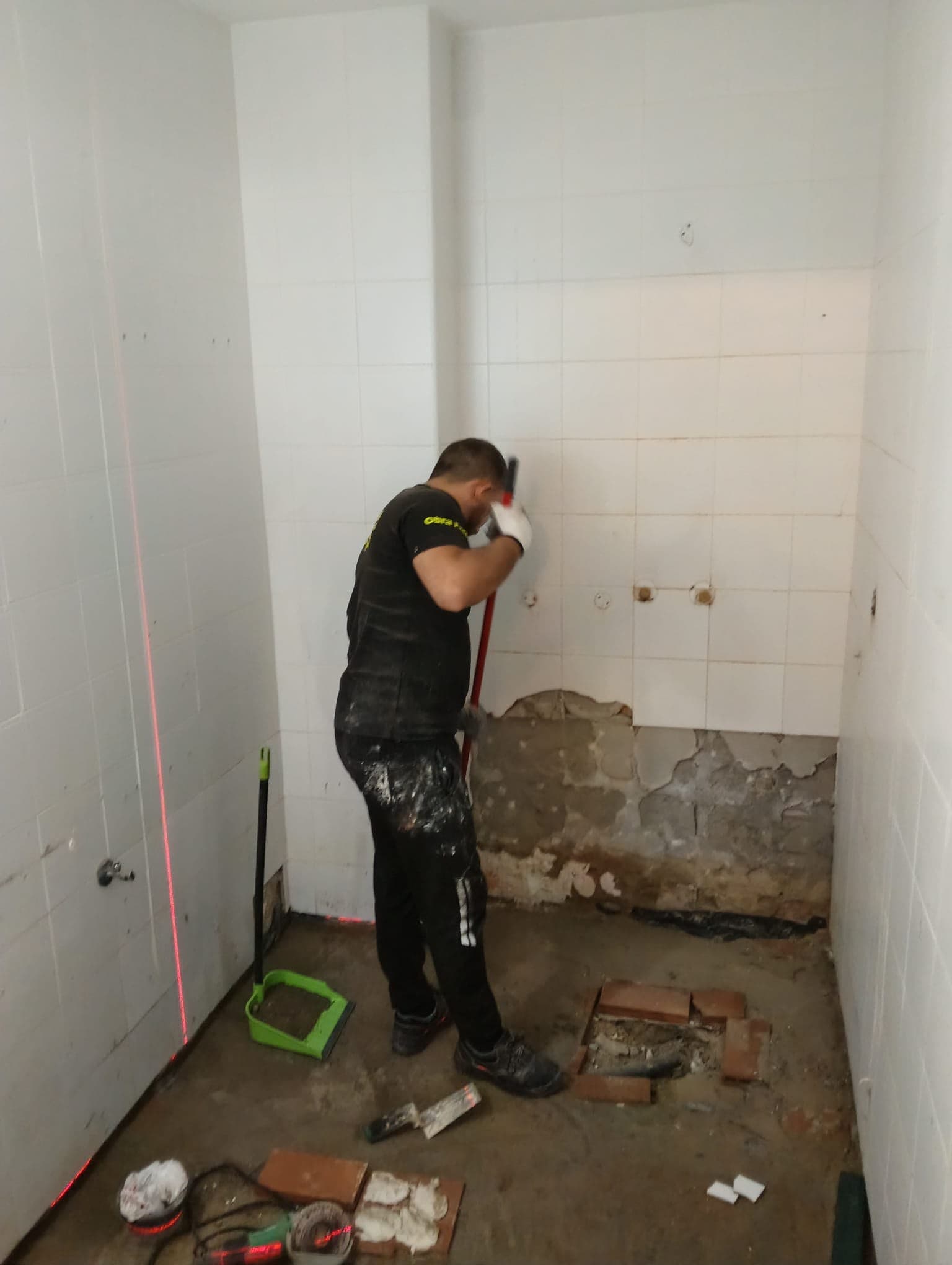 Antes — Un baño renovado sin quitar un solo azulejo