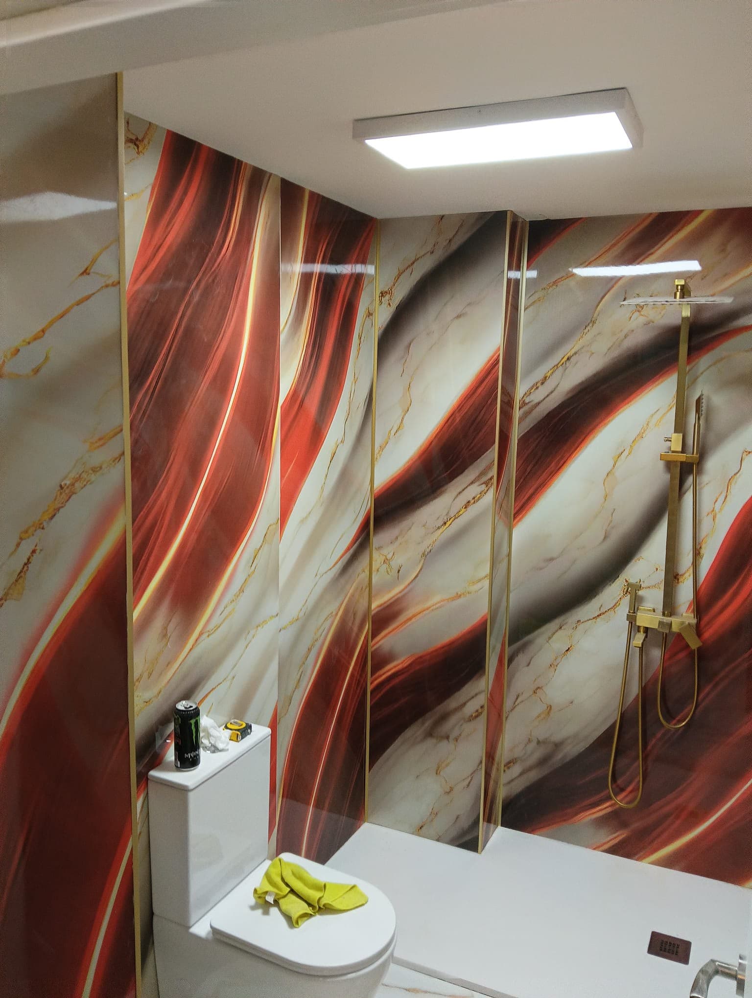 Un baño renovado sin quitar un solo azulejo — resultado con este material
