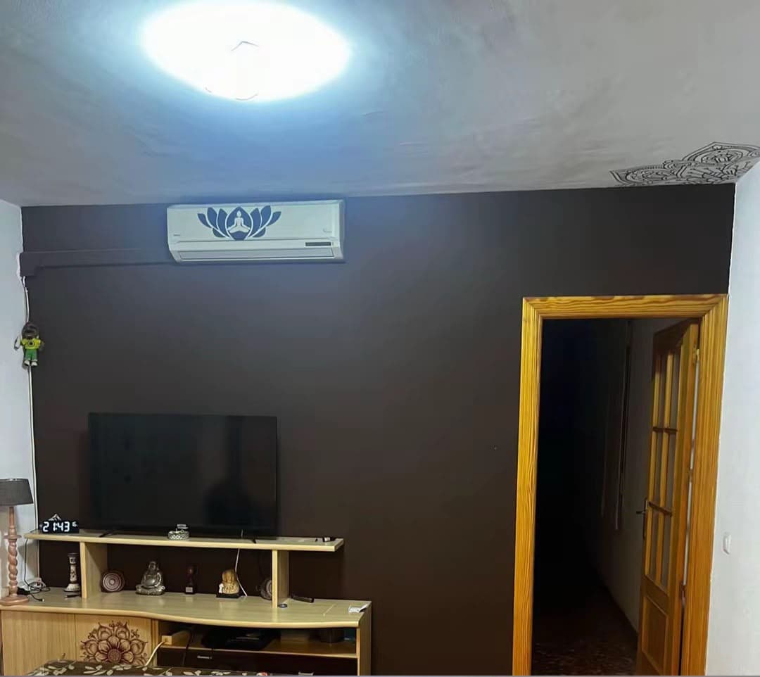 Antes — Una pared entera de palillería de madera, con luz indirecta