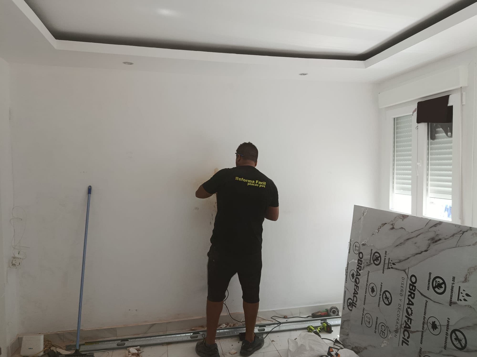 Antes — Pared de televisión en mármol Calacatta, montada en una mañana