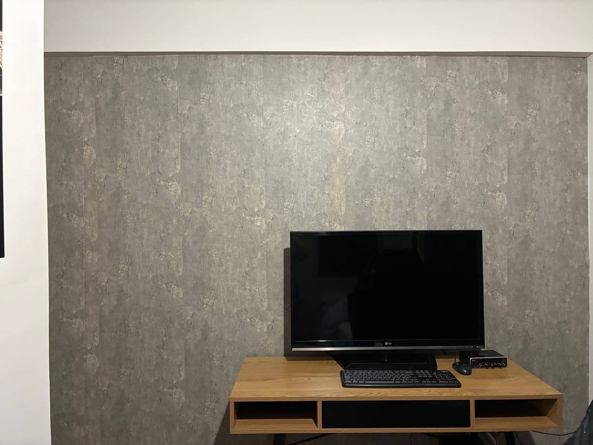 Antes — De pared gris a rincón gaming con placas de PVC