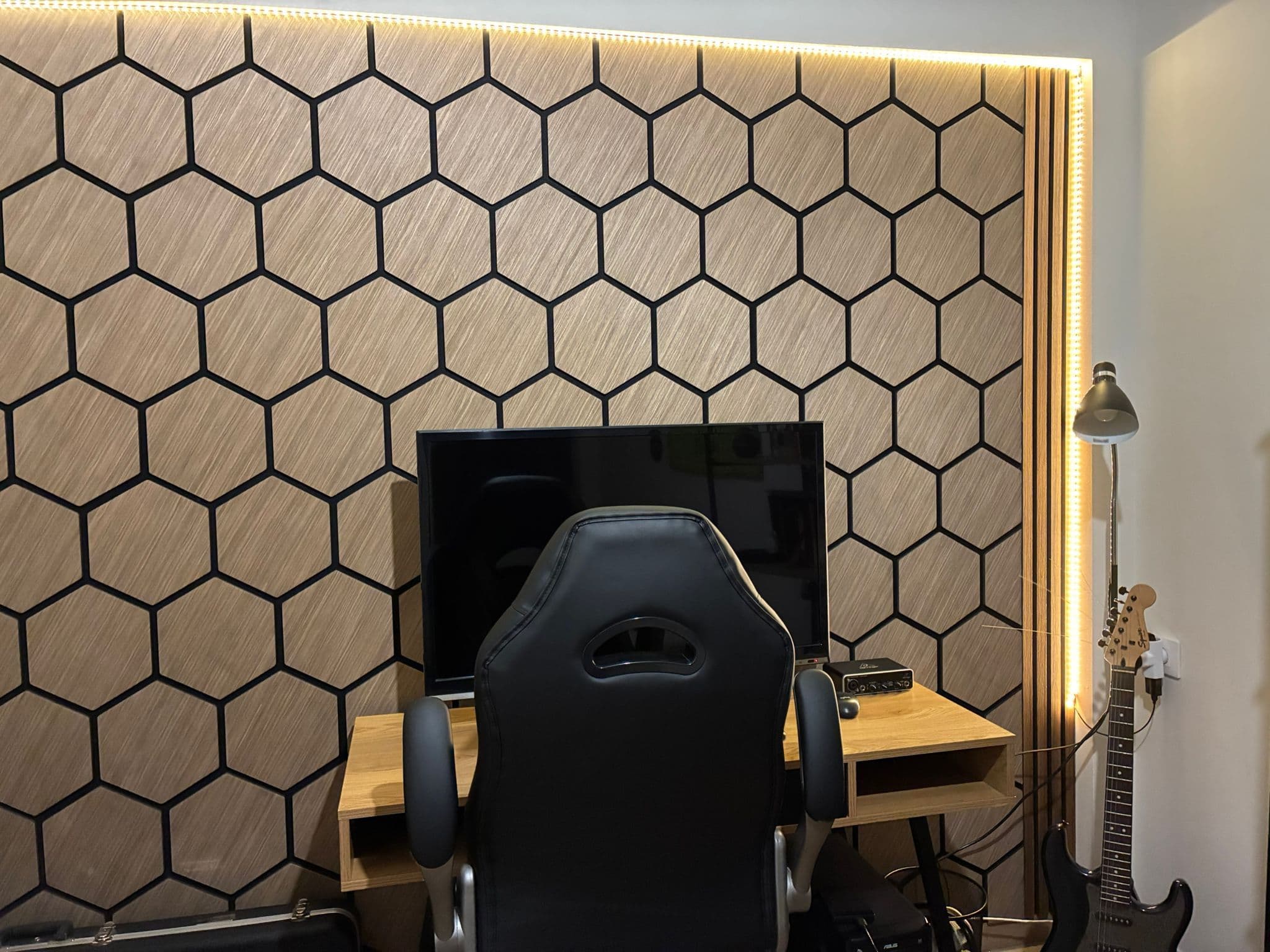 Después — De pared gris a rincón gaming con placas de PVC
